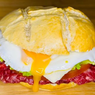 Hamburguesa 4 (A Caballo) + patatas fritas 