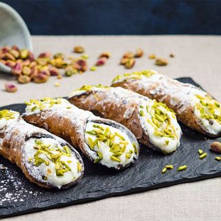 Cannoli Siciliano Con Ricota Dulce Y Granela De Pistacho