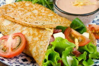 Crepes mozzarella, lattuga, mais, patatine