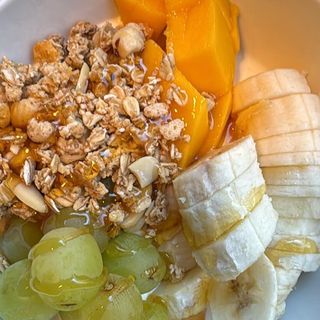 Taça de Iogurte Vegan com Granola e Frutas