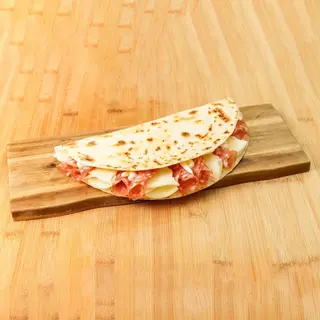 Piadina con Spianata calabra, gorgonzola, olive, rucola