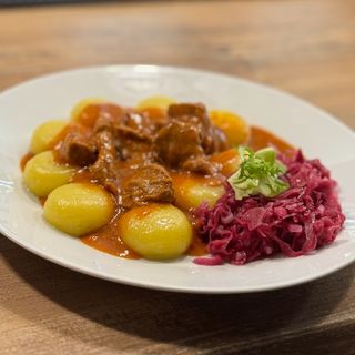 Gulasz wieprzowy z kluskami śląskimi