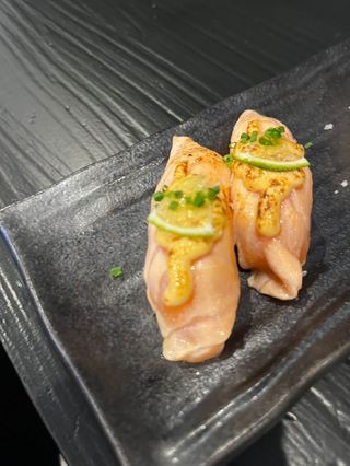 Nigiri De Salmón Sopleteado Con Spicy Mayo Y Lima (2 Pzs.)
