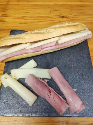 Baguette de jamón york y queso