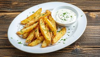 Порция уеджис картофи с чеснов сос