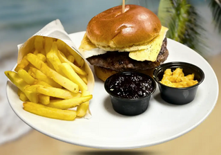 Hamburguesa de black angus con patatas fritas