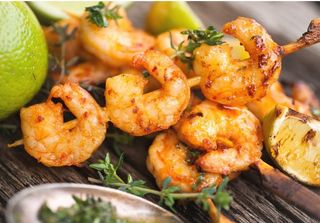 35C. Spiedini di gamberoni con sale e pepe alla griglia