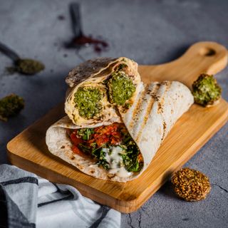 Maxi Falafel cu Hummus si Salata Tabouleh la Lipie