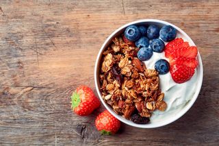 Yogurt frutta e granola