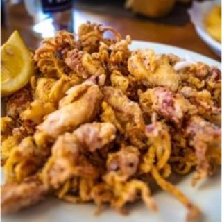 Chipirones Fritos Con Ensalada