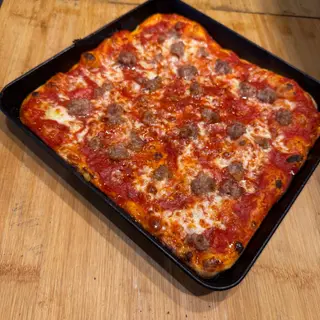 in teglia MARGHERITA CON SALSICCIA 