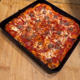 in teglia MARGHERITA CON SALSICCIA 