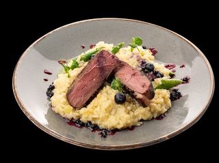 Патешко магре с ризото, аспержи и сос от боровинки