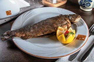 Pastrav la gratar cu lamaie