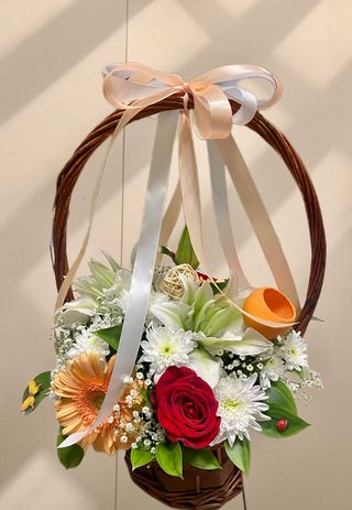 Кошница с лилиум, гербер, хризантеми и рози