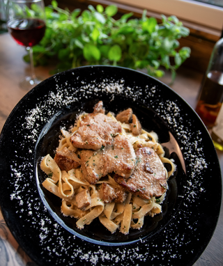 Makaron z polędwicą wieprzowa w sosie borowikowym