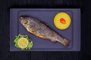 Păstrăv la grătar cu mămăliguță și mujdei