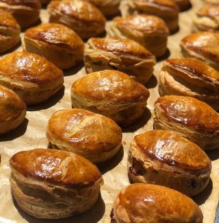 ხორცის ღვეზელი ფენოვან ცომში