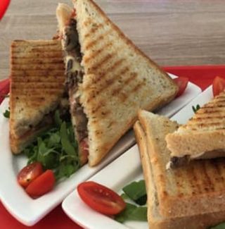 2. Tost z serem pieczarkami i szynką