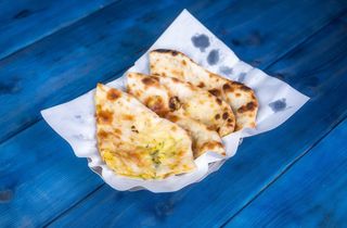 Naan z serem paneer 1szt