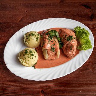 Gołąbki w sosie pomidorowym 2 szt. z ziemniakami.