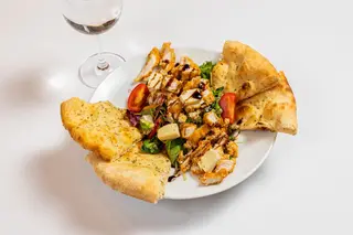 Salată cu pui crispy