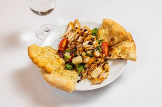 Salată cu pui crispy