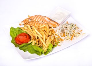 Piept de pui la gratar cu cartofi wedges/prajiti,chifla si salata de varza