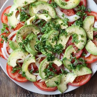 Ensalada de tomate de temporada con aguacate