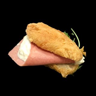 Coccoli con Mortadella ,Burrata e granella di Pistacchio