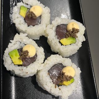 86. Uramaki De Atún Con Aguacate Y Trufa (4 Pzs.)