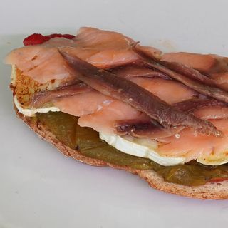 Tosta De Salmón, Queso Brie, Pimientos Asados Y Anchoas