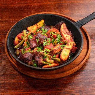 Friptură de vită cu cartofi și legume 