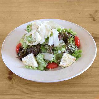 Микс свежи салати с козе сирене / Mix of fresh salads with goat cheese