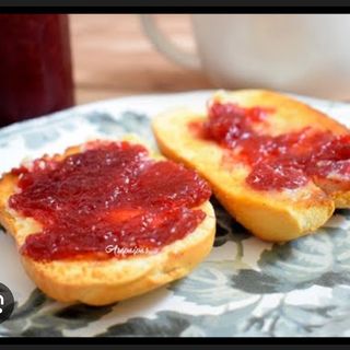 Baguette de mantequilla y mermelada