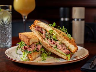 Сендвіч на бріоші з ростбіфом (330g)