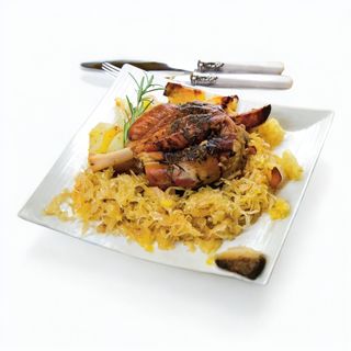 Ciolan de porc pe pat de varza murata