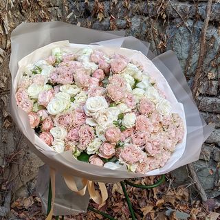 ვარდისფერი ვარდების სპრეის თაიგული, ხიბლი 2072