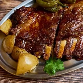 Costilla de cerdo a la brasa con patatas