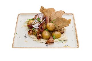 Картопля молода зі шпеком та копченим сиром