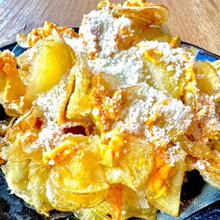 CHIPSURI DE CARTOFI CU SOS DE CHEDDAR