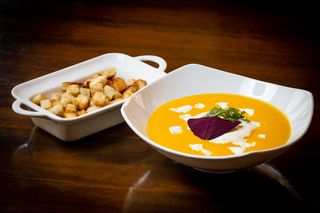 Supa crema de morcovi cu branza de capra si migdale