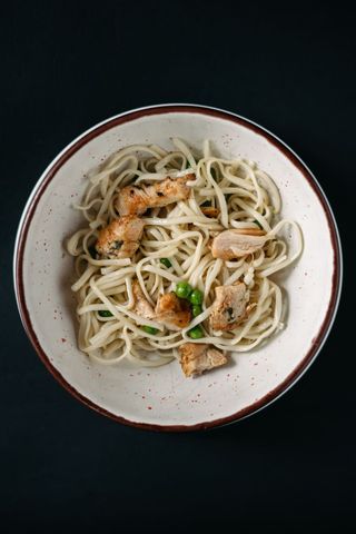 Пшенична локшина з куркою та зеленим горошком (170г)