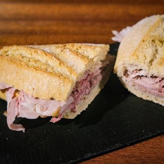 Bocadillo de pata asada casera