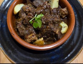 Carne De Cabra Al Chocolate Negro