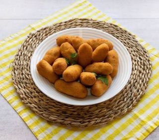 Croquetas caseras de queso de cabra con cebolla caramelizada (10 ud) 