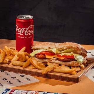 Комбо Чикън сандвич + Coca-Cola