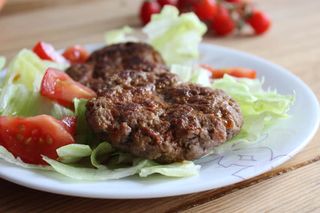 Hamburger e insalata
