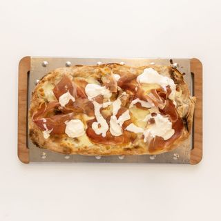 Pinsa bianca crudo e stracciatella 