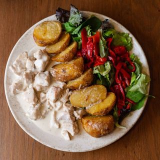 CHICKEN GORGONZOLA ȘI CARTOFI RĂSCOPȚI CU USTUROI 